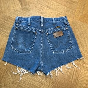 WRANGLERS y’all! Classic cutoff denim shorts 💙